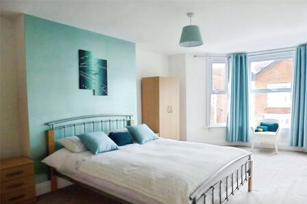 Shaftesbury Road, 2 bedroom Flat to rent, &pound;1,300 pcm