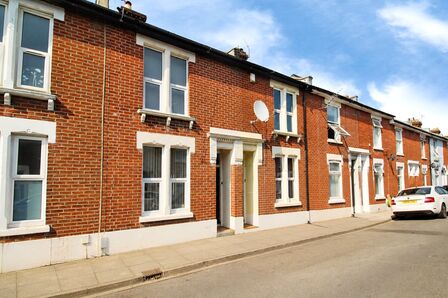 3 bedroom Mid Terrace House for sale