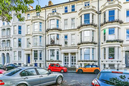 Western Parade, 2 bedroom Flat to rent, &pound;1,250 pcm