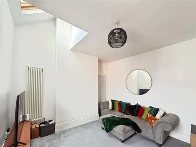 Whitwell Road, 1 bedroom Flat to rent, &pound;1,150 pcm