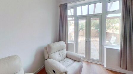 Bath Road, 4 bedroom House to rent, &pound;2,100 pcm