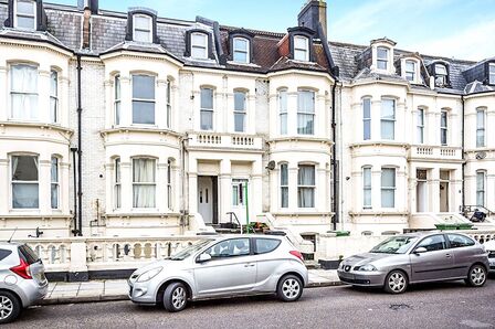 Alhambra Road, 1 bedroom Flat to rent, &pound;1,000 pcm