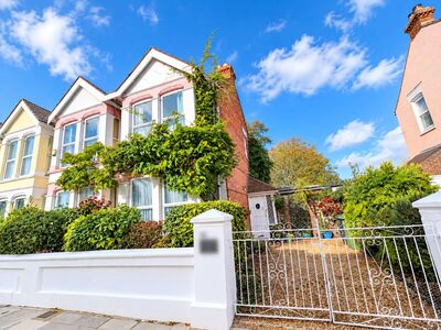 Festing Grove, 1 bedroom Flat to rent, &pound;950 pcm