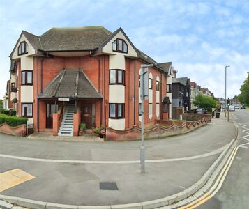 Northern Parade, 2 bedroom Flat to rent, &pound;1,125 pcm