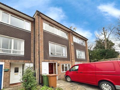 Walnut Mews, 4 bedroom Mid Terrace House to rent, &pound;2,500 pcm