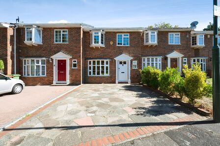 Eastleigh Close, 4 bedroom Mid Terrace House to rent, &pound;2,500 pcm
