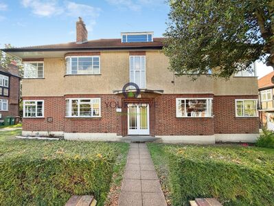 Grove Avenue, 3 bedroom Flat to rent, &pound;1,950 pcm