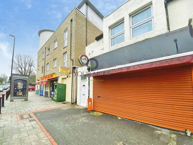 High Street, Flat to rent, &pound;1,200 pcm