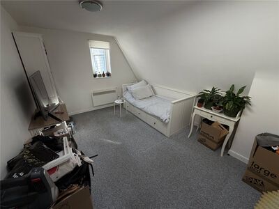High Street, Flat to rent, &pound;1,200 pcm