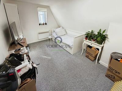 High Street, Flat to rent, &pound;1,050 pcm