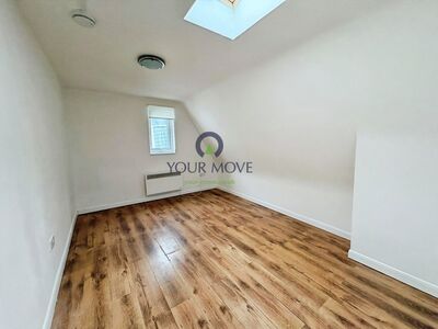 High Street, Flat to rent, &pound;1,050 pcm