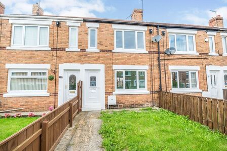 Queens Avenue, 2 bedroom Semi Detached House to rent, &pound;750 pcm
