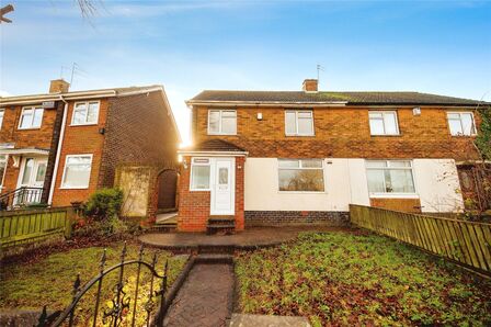 Ravenswood Road, 3 bedroom Semi Detached House to rent, &pound;850 pcm