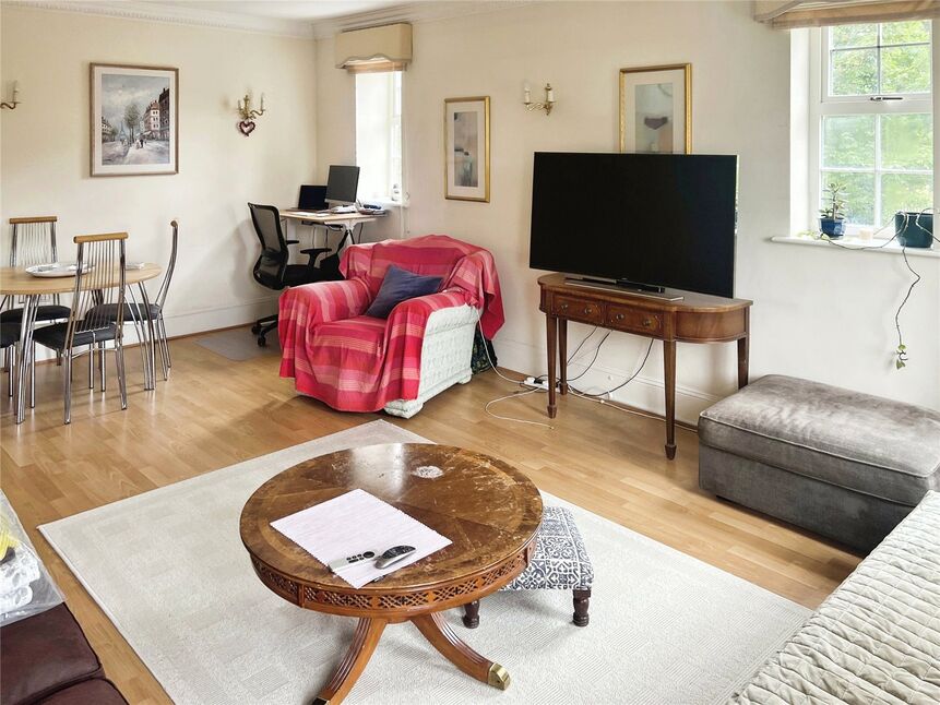 Lounge / Dining Area
