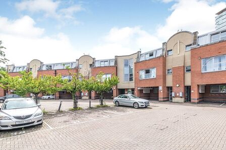 Barnsbury Lane, 1 bedroom Flat to rent, &pound;1,400 pcm