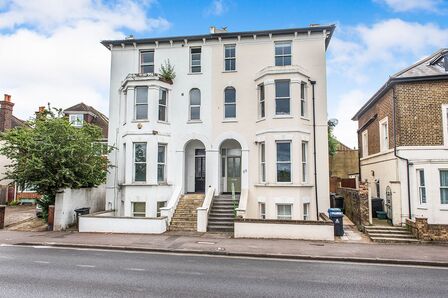 Portsmouth Road,  Flat to rent, £1,100 pcm