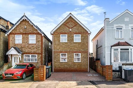 Worthington Road, 4 bedroom Detached House to rent, £3,600 pcm