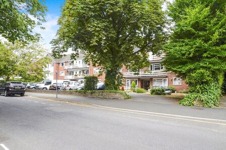 Lovelace Gardens, 1 bedroom  Flat to rent, £1,400 pcm