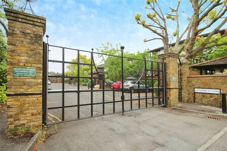 Kingsworthy Close, 1 bedroom Flat for sale, &pound;269,995