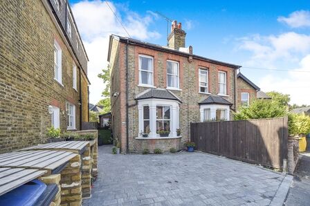 Rowlls Road, 3 bedroom Semi Detached Property to rent, £3,000 pcm
