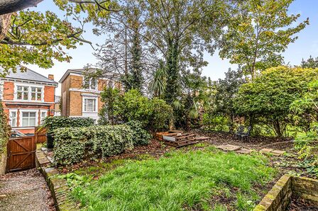Claremont Gardens, 1 bedroom  Flat for sale, £300,000
