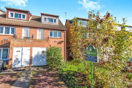 Glenbuck Road, 1 bedroom  Flat for sale, £320,000