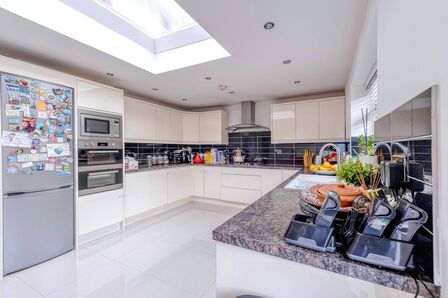 5 bedroom Mid Terrace House for sale