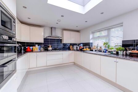 Manor Road North, 5 bedroom Mid Terrace House for sale, £850,000
