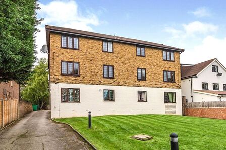 Hook Road, 1 bedroom  Flat for sale, £249,950