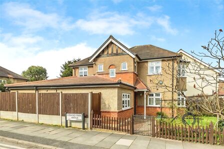 Villiers Avenue, 4 bedroom Detached House to rent, £3,850 pcm