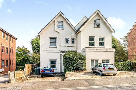 Hook Road, 1 bedroom Flat for sale, &pound;225,000