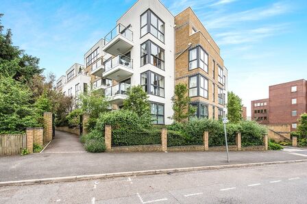 2 bedroom Flat for sale