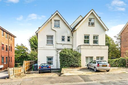 Hook Road, 1 bedroom Flat for sale, &pound;190,000