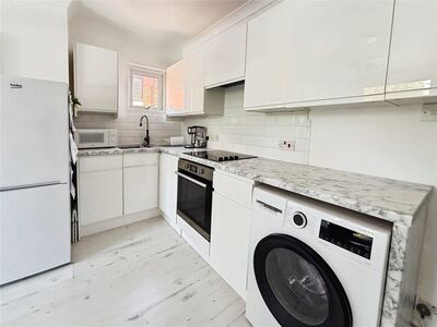 Hook Road, 1 bedroom Flat for sale, &pound;190,000