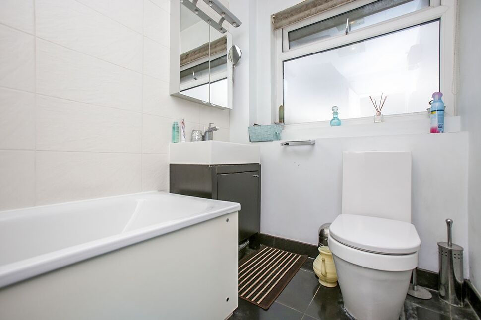 2 bedroom Flat to rent, Christchurch Park, Sutton, SM2 £1,600 pcm