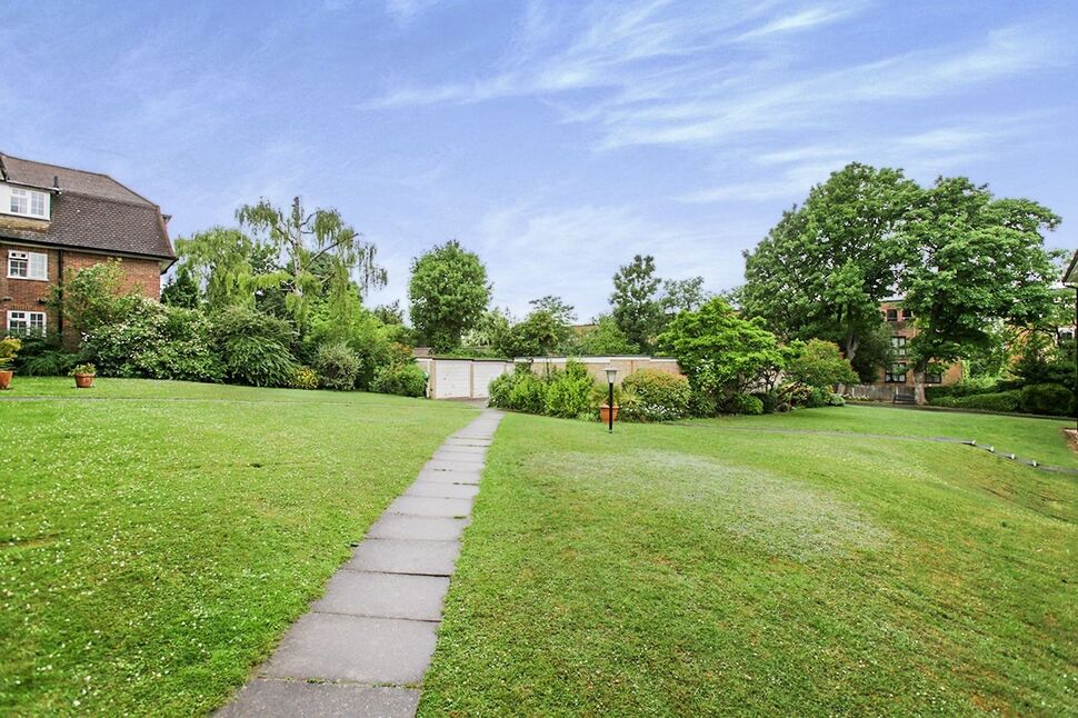 2 bedroom Flat to rent, Christchurch Park, Sutton, SM2 £1,600 pcm