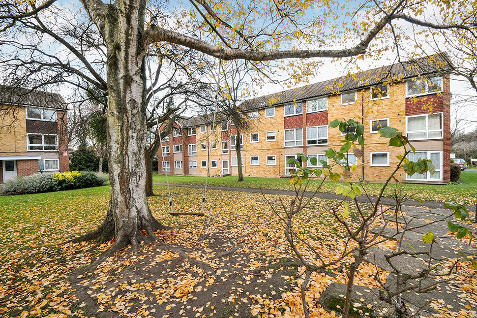 Main image of 2 bedroom  Flat for sale, Basinghall Gardens, Sutton, SM2