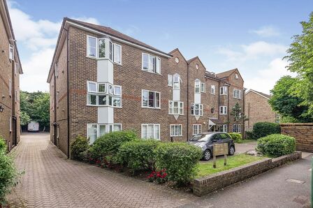 Overton Road, 1 bedroom Flat to rent, &pound;1,350 pcm