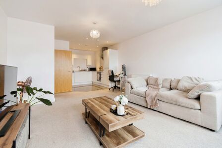 Sutton Court Road, 1 bedroom  Flat for sale, £270,000