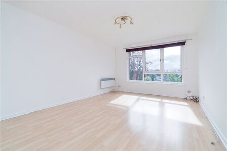 Warner Avenue, 2 bedroom  Flat for sale, £300,000