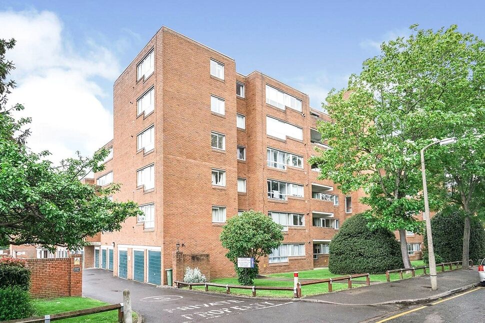 Main image of 2 bedroom Flat for sale, Homefield Park, Sutton, Surrey, SM1