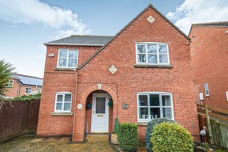 Oak Close, 4 bedroom Detached House to rent, &pound;1,500 pcm