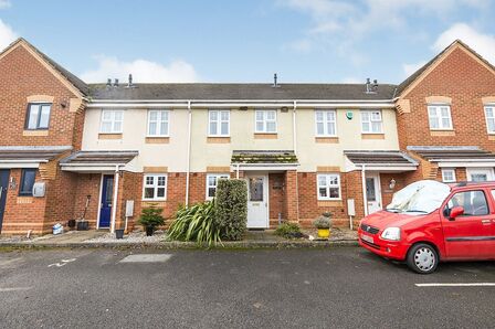 Island Close, 2 bedroom Mid Terrace House to rent, &pound;875 pcm