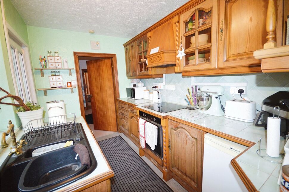 3 bedroom Semi Detached House for sale, Linton Road, Castle Gresley, DE11 £170,000