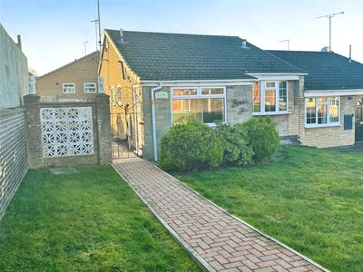 Walton Close, 2 bedroom Semi Detached Bungalow to rent, &pound;900 pcm