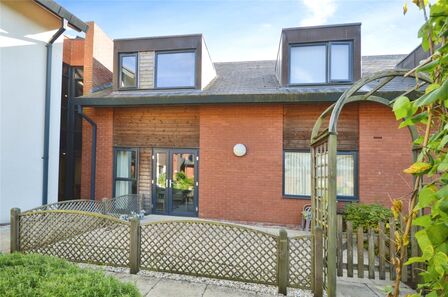 Hall Farm Road, 1 bedroom  Flat for sale, £180,000