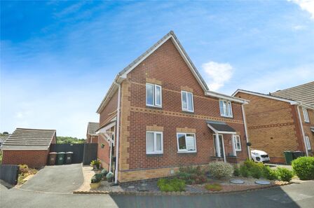 Middle Close, 3 bedroom Semi Detached House for sale, £220,000