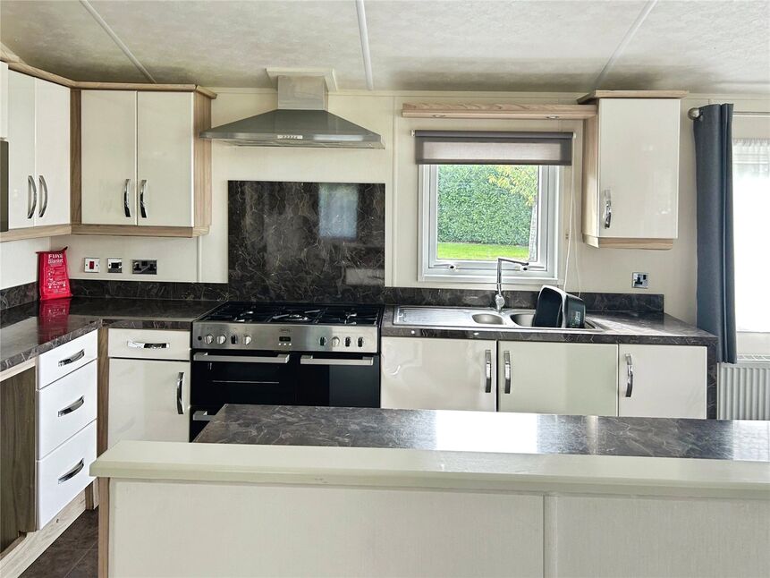 Kitchen / Dining Area