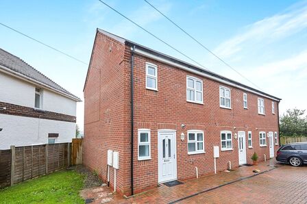 Oversetts Road, 2 bedroom End Terrace House to rent, £815 pcm