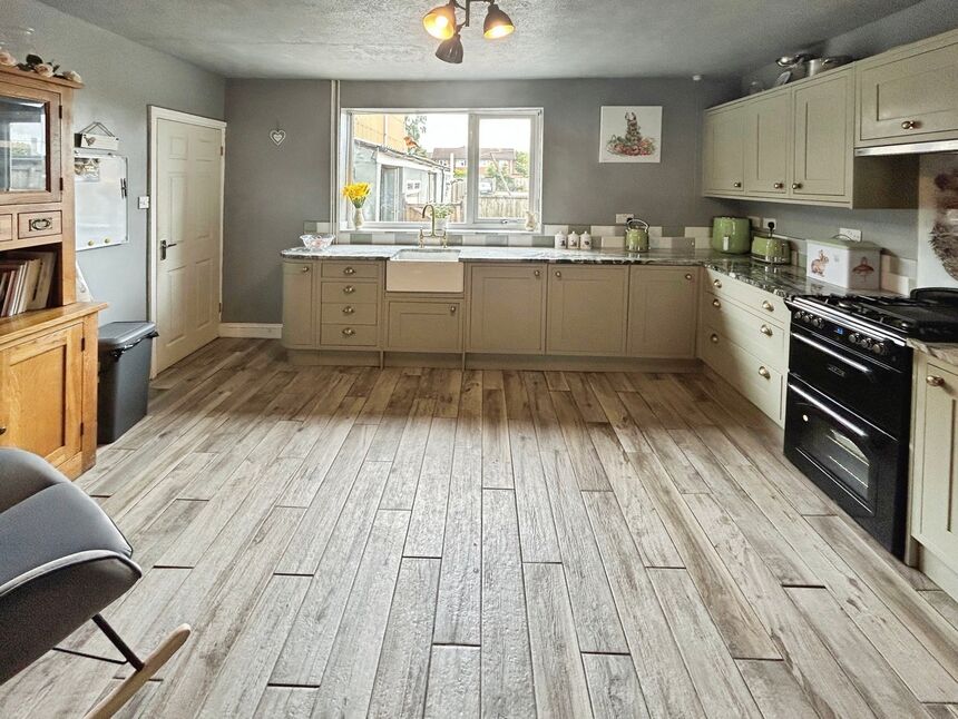 Kitchen / Dining Area